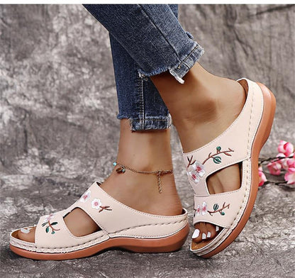 Lucia: Comfortable orthopedic sandals for women